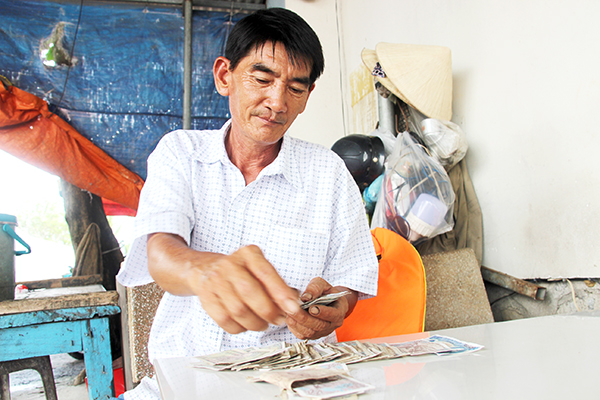 Thu nhập từ nghề lái đò ngày một giảm, nhưng đó vẫn là nguồn sống của gia đình ông Quang 