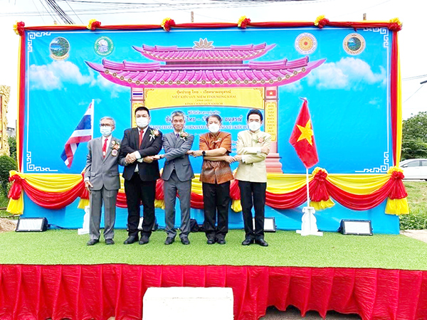 Các đại biểu dự lễ khởi công cổng chào Việt Nam tại Nong Khai, Thái Lan