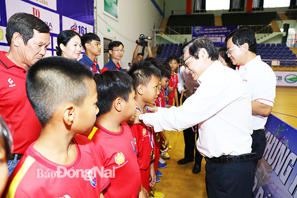 Phó chủ tịch UBND tỉnh Nguyễn Sơn Hùng trao huy chương vàng cho các cầu thủ U.11 Biên Hòa. Ảnh: Huy Anh