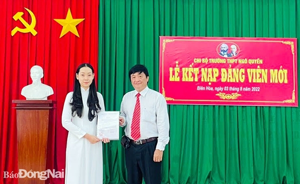 Kết nạp đảng viên mới là học sinh ở Trường THPT Ngô Quyền (TP.Biên Hòa). Ảnh: Nhà trường cung cấp