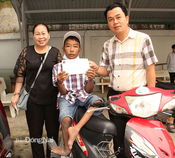 Hội Nạn nhân chất độc da cam/dioxin tỉnh cùng các nhà tài trợ trao quà cho nạn nhân da cam tại TP.Biên Hòa. Ảnh: Sông Thao