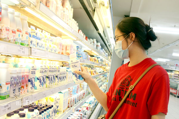 Người tiêu dùng chọn mua các sản phẩm sữa của Việt Nam tại một siêu thị ở TP.Biên Hòa. Ảnh: Hải Hà