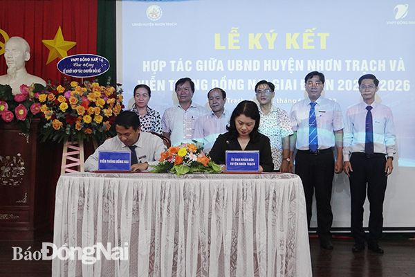 Bà Nguyễn Thị Giang Hương – Chủ tịch UBND H.Nhơn Trạch ký kết hợp tác về chuyển đổi số với VNPT Đồng Nai, giai đoạn 2022 - 2026