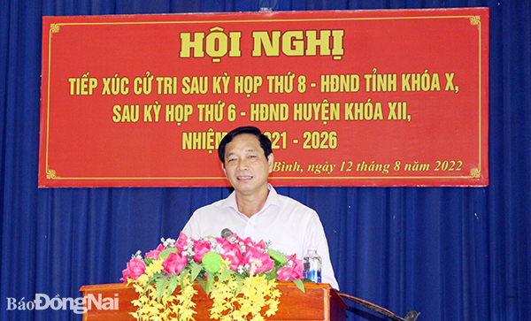 Phó chủ tịch UBND tỉnh Võ Văn Phi phát biểu ý kiến với cử tri