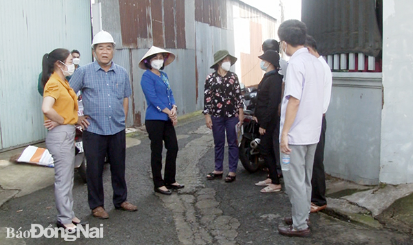  Phó chủ tịch UBND tỉnh Nguyễn Thị Hoàng (thứ 3 từ trái qua) trao đổi với người dân về công tác phòng, chống dịch sốt xuất huyết