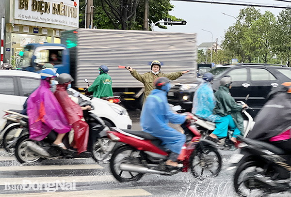 Công an TP.Biên Hòa điều tiết giao thông tại ngã ba đường Nguyễn Ái Quốc - Dương Tử Giang. Ảnh: Đăng Tùng