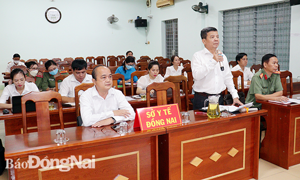 Phó giám đốc Sở Y tế Nguyễn Hữu Tài đề nghị các địa phương trong tỉnh tăng cường các biện pháp phòng chống dịch bệnh sốt xuất huyết và Covid-19