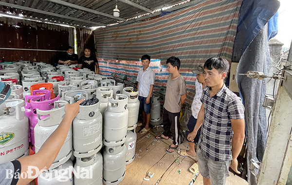 Lực lượng chức năng khống chế các đối tượng tại điểm san chiết gas trái phép do Nguyễn Quang Cường làm chủ