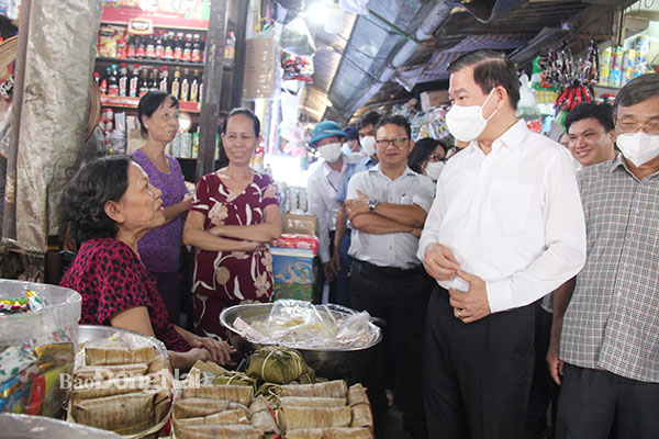 Bí thư Tỉnh ủy Nguyễn Hồng Lĩnh trò chuyện, động viên các tiểu thương đang kinh doanh tại chợ Sặt (TP.Biên Hòa). Ảnh: Hải Quân