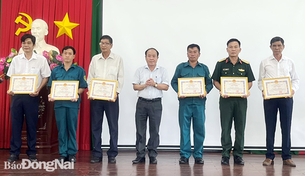 Phó chủ tịch UBND H.Nhơn Trạch trao giấy khen cho cá nhân có thành tích trong đợt tìm kiếm, quy tập 28 hài cốt liệt sĩ