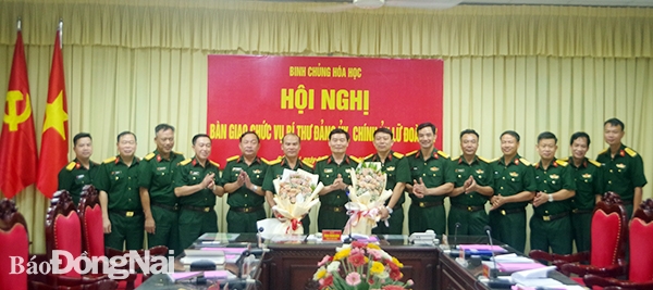 Thủ trưởng và các cơ quan Binh chủng Hóa học chúc mừng hai đồng chí vừa được bổ nhiệm chức vụ mới. Ảnh: Đăng Long