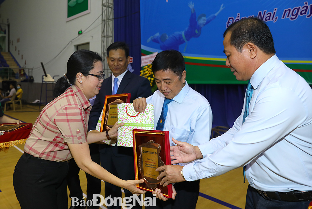 Ban tổ chức tặng biểu trưng cho Phó chủ tịch, Tổng thư ký Liên đoàn Vovinam Việt Nam Trần Văn Mỹ