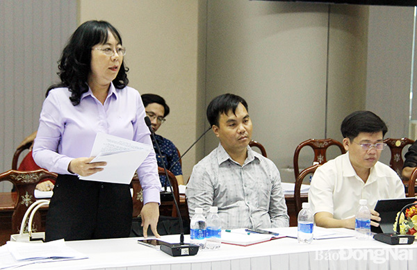 Lãnh đạo UBND H.Định Quán trình bày các nội dung, ý kiến liên quan đến công tác triển khai thực hiện CĐS trên địa bàn huyện