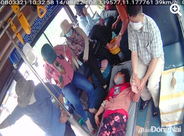  Thai phụ lúc chuyển dạ xe buýt tuyến số 16 và được tài xế, nhân viên, hành khách cùng nhau hỗ trợ, giúp đỡ