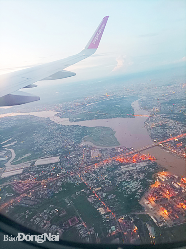 Khu vực cầu Đồng Nai nhìn từ tàu bay khi sắp hạ cánh tại sân bay Tân Sơn Nhất. Ảnh: Quốc Bảo