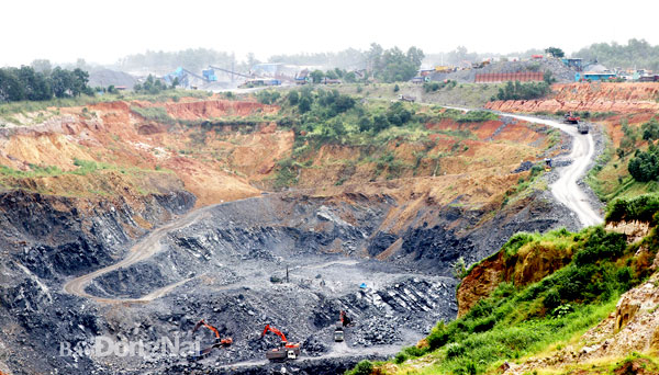 Các mỏ đá trên địa bàn Đồng Nai cơ bản cung cấp đủ nhu cầu phục vụ thi công dự án đường cao tốc Biên Hòa - Vũng Tàu. Ảnh: Phạm Tùng