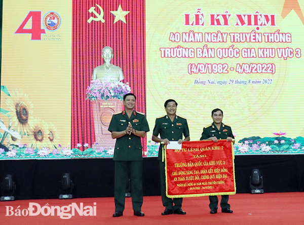 Thiếu tướng Nguyễn Trường Thắng, Ủy viên Trung ương Đảng, Tư lệnh Quân khu 7 trao tặng bức trướng cho đơn vị