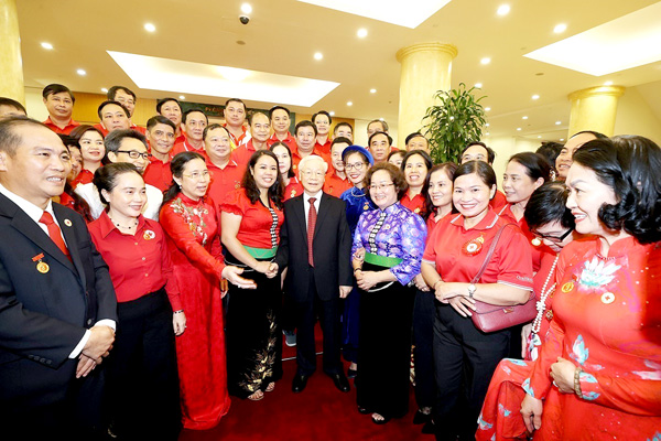 Tổng bí thư Nguyễn Phú Trọng với đại biểu về dự Đại hội đại biểu toàn quốc Hội Chữ thập đỏ Việt Nam. Ảnh: TTXVN