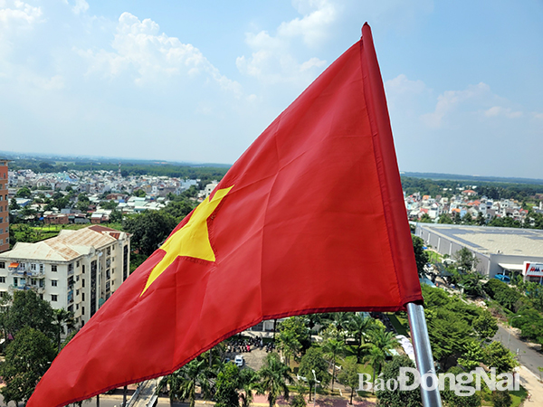 Lá cờ đỏ thắm ngày 2-9 tại chung cư B1, phường Quang Vinh, TP. Biên Hòa