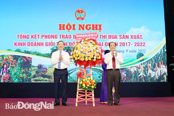 Ông Lương Quốc Đoàn, Chủ tịch Trung ương Hội Nông dân Việt Nam tặng hoa cho Hội Nông dân tỉnh Đồng Nai.