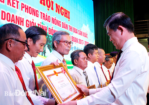 Bí thư Tỉnh ủy Nguyễn Hồng Lĩnh tặng bằng khen của UBND tỉnh cho các cá nhân đạt thành tích xuất sắc trong trào thi đua sản xuất kinh doanh giỏi tỉnh Đồng Nai giai đoạn 2017-2022.