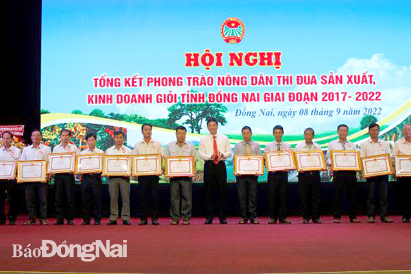 Phó chủ tịch UBND tỉnh Võ Văn Phi tặng bằng khen của UBND tỉnh cho các cá nhân đạt thành tích xuất sắc trong trào thi đua sản xuất kinh doanh giỏi tỉnh Đồng Nai giai đoạn 2017-2022. 