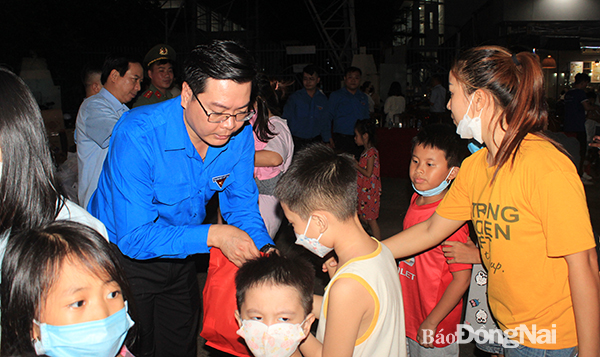  Anh Võ Văn Trung, Phó bí thư thường trực Tỉnh đoàn, Chủ tịch Hội đồng Đội tỉnh tặng quà cho các em thiếu nhi 
