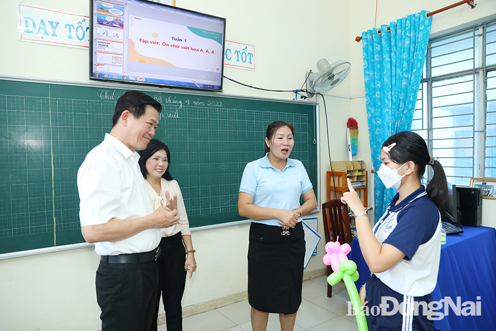 Bí thư Tỉnh ủy Nguyễn Hồng Lĩnh thăm hỏi thầy và trò tại Trung tâm nuôi dạy trẻ khuyết tật tỉnh. 