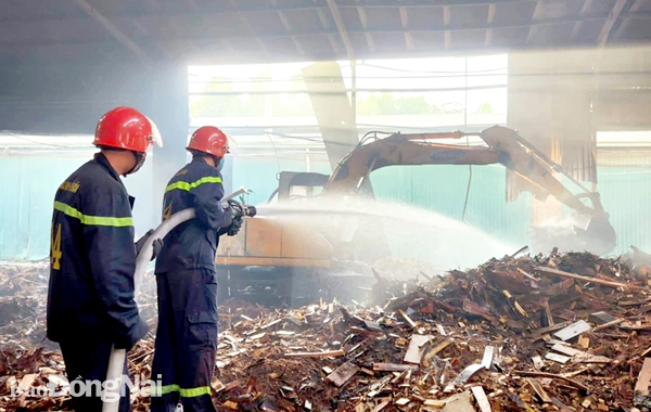 Công an TP.Biên Hòa dập tắt vụ cháy tại Công ty TNHH Sản xuất thương mại dịch vụ Anh Quốc (P.Tân Hòa) ngày 3-9-2022. Ảnh: CTV