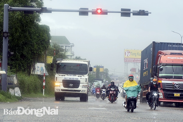 Nút giao giưa quốc lộ 51 với đường chuyên dùng vào cụm mỏ đá Tân Cang là một trong những “điểm đen” về tai nạn giao thông. Ảnh: Phạm Tùng