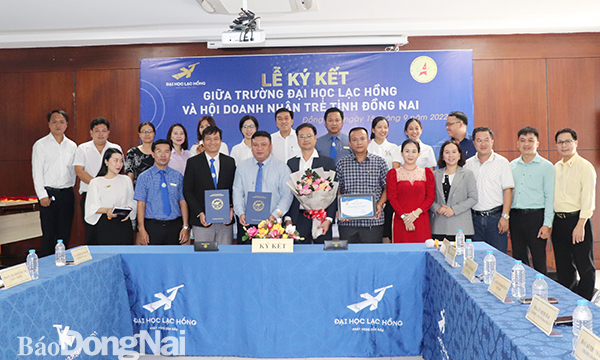 Đại diện Trường đại học Lạc Hồng và Hội Doanh nghiệp trẻ tỉnh Đồng Nai trao bản ký kết ghi nhớ hợp tác