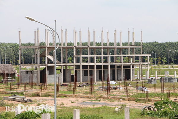 Dự án thành phần xây dựng hệ thống hạ tầng xã hội Khu tái định cư Lộc An - Bình Sơn hiện có 6 gói thầu xây dựng tương ứng 6 công trình bị chậm tiến độ.