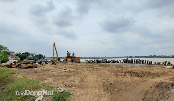 Thi công dự án đường ven sông Đồng Nai (đoạn từ cầu Hóa An đến giáp ranh H.Vĩnh Cửu), một trong những dự án sử dụng nguồn vốn đầu tư công trên địa bàn tỉnh. Ảnh: Phạm Tùng