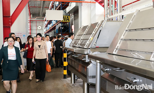 Đoàn chuyên gia, doanh nghiệp đi thực địa tại Công ty TNHH Quốc tế Fleming Việt Nam ở Khu công nghiệp Amata