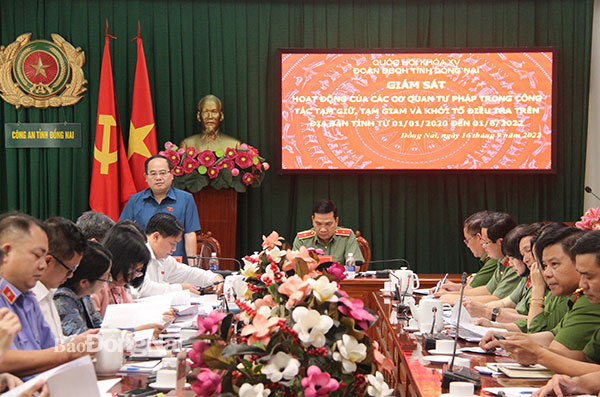Đồng chí Quản Minh Cường, Phó bí thư Tỉnh ủy, Trưởng đoàn đại biểu Quốc hội tỉnh phát biểu tại buổi làm việc với Công an tỉnh