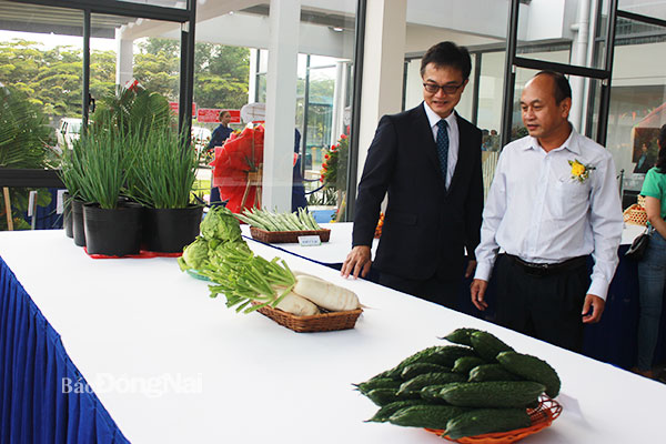 Phó giám đốc Sở NN-PTNT Trần Lâm Sinh tham quan khu trưng bày những giống mới, hiệu quả kinh tế cao tại lễ khánh thành trụ sở mới của Công ty TNHH Giống cây trồng Nông Hữu. Ảnh: B.Nguyên