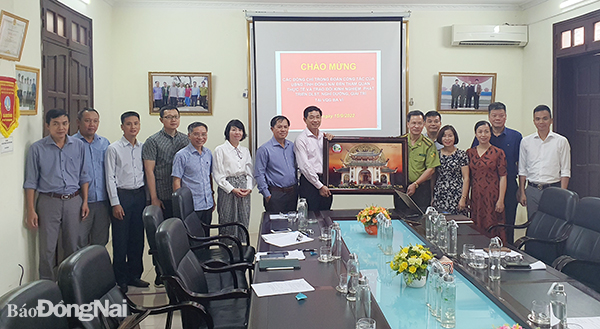 Đoàn công tác của UBND tỉnh Đồng Nai tặng quà lưu niệm cho