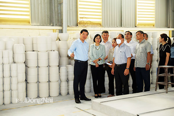 Đoàn khảo sát tình hình sản xuất gốm tại Công ty CP Gốm Việt Thành (TP.Biên Hòa). Ảnh: Huy Anh