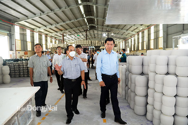 Lãnh đạo tại Công ty CP Gốm Việt Thành chia sẻ về quy trình sản xuất gốm với đoàn công tác. Ảnh: Huy Anh