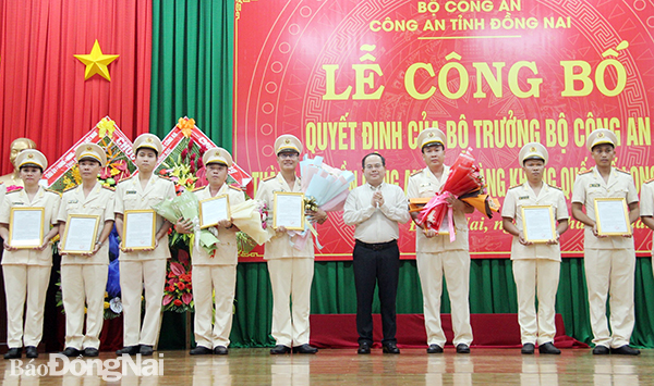 Đồng chí Quản Minh Cường, Phó bí thư Tỉnh ủy, Trưởng đoàn Đại biểu Quốc hội tỉnh tặng hoa chúc mừng Ban chỉ huy Đồn Công an Cảng hàng không quốc tế Long Thành