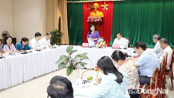 Phó chủ nhiệm Ủy ban Văn hóa, Giáo dục của Quốc hội Nguyễn Thị Mai Hoa phát biểu tại buổi làm việc