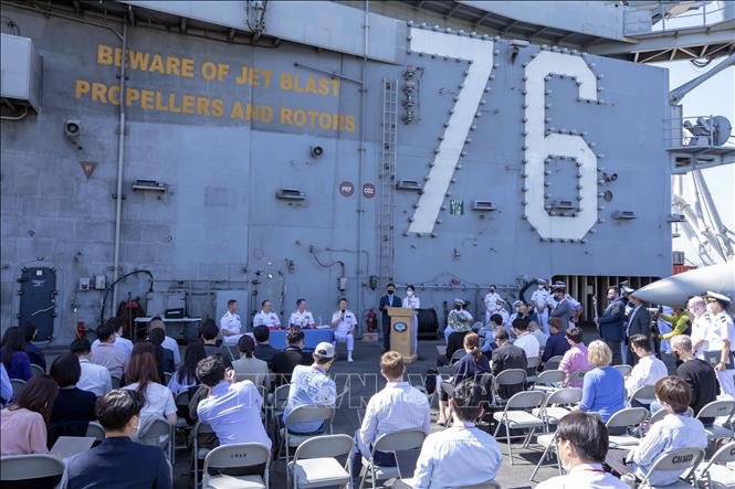 Họp báo trên tàu sân bay USS Ronald Reagan ngày 23-9-2022. 