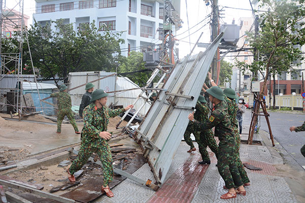 Lực lượng bộ đội hỗ trợ dọn dẹp vệ sinh đường phố sau khi bão đổ bộ tại TP.Đà Nẵng. Ảnh: TTXVN