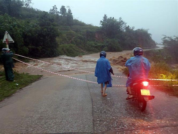 Mưa lớn gây chia cắt giao thông tại H.Tu Mơ Rông, Kon Tum. Ảnh: TTXVN