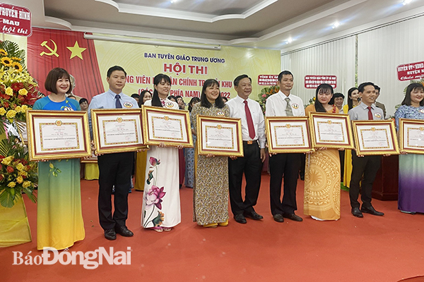  Thí sinh Bùi Thị Hải Yến  (thứ ba từ phải qua) nhận giải thưởng của Hội thi