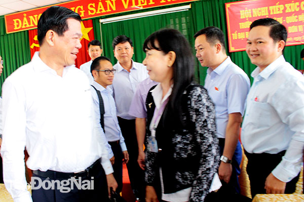 Bí thư Tỉnh ủy Nguyễn Hồng Lĩnh trao đổi với các lãnh đạo P.Tân Hạnh