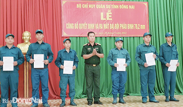 Đại diện Ban Chỉ huy quân sự huyện trao Quyết định thành lập Đại đội dân quân Pháo binh 76,2mm tại H.Xuân Lộc