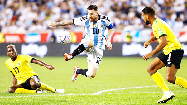Messi tung hoành trong trận thắng Jamaica 3-0. Ảnh: AP