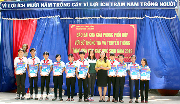 Trao tặng học bổng cho học sinh nghèo H.Phú Riềng, tỉnh Bình Phước năm 2019