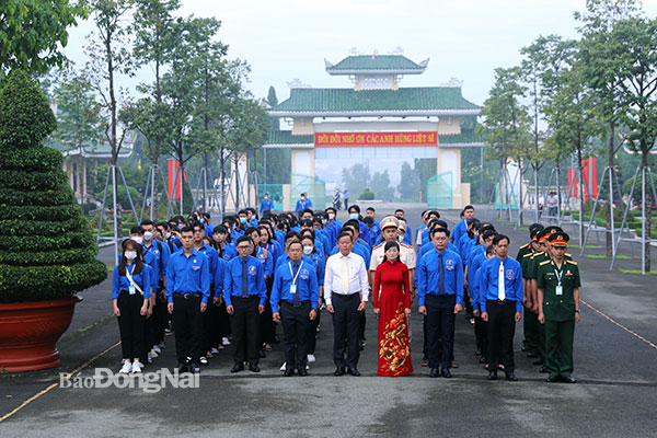 Các đại biểu vào viếng Nghĩa trang liệt sĩ tỉnh. Ảnh: Huy Anh